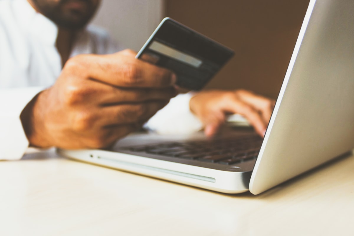 MALAS PRÁCTICAS COMERCIALES QUE CASTIGA EL COMERCIO EN LÍNEA